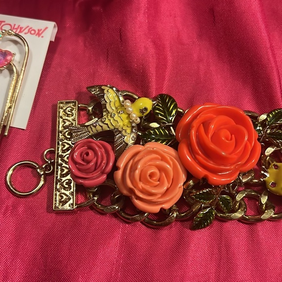 Betsey Johnson Rose Garden Collection chunky toggle Bracelet - Picture 4 of 7